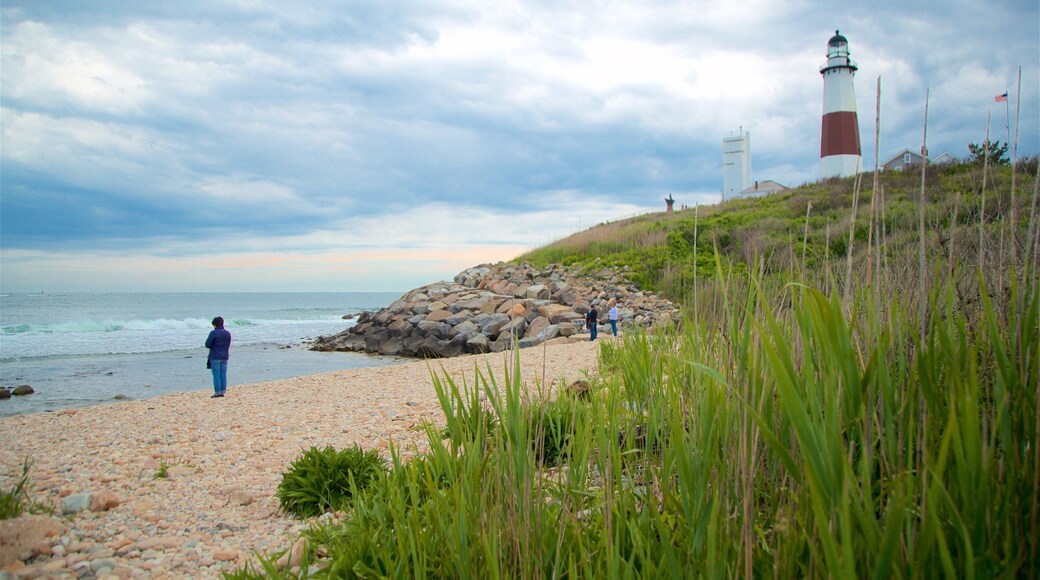 Montauk Point que inclui paisagens litorĂąneas, uma praia de pedras e um farol