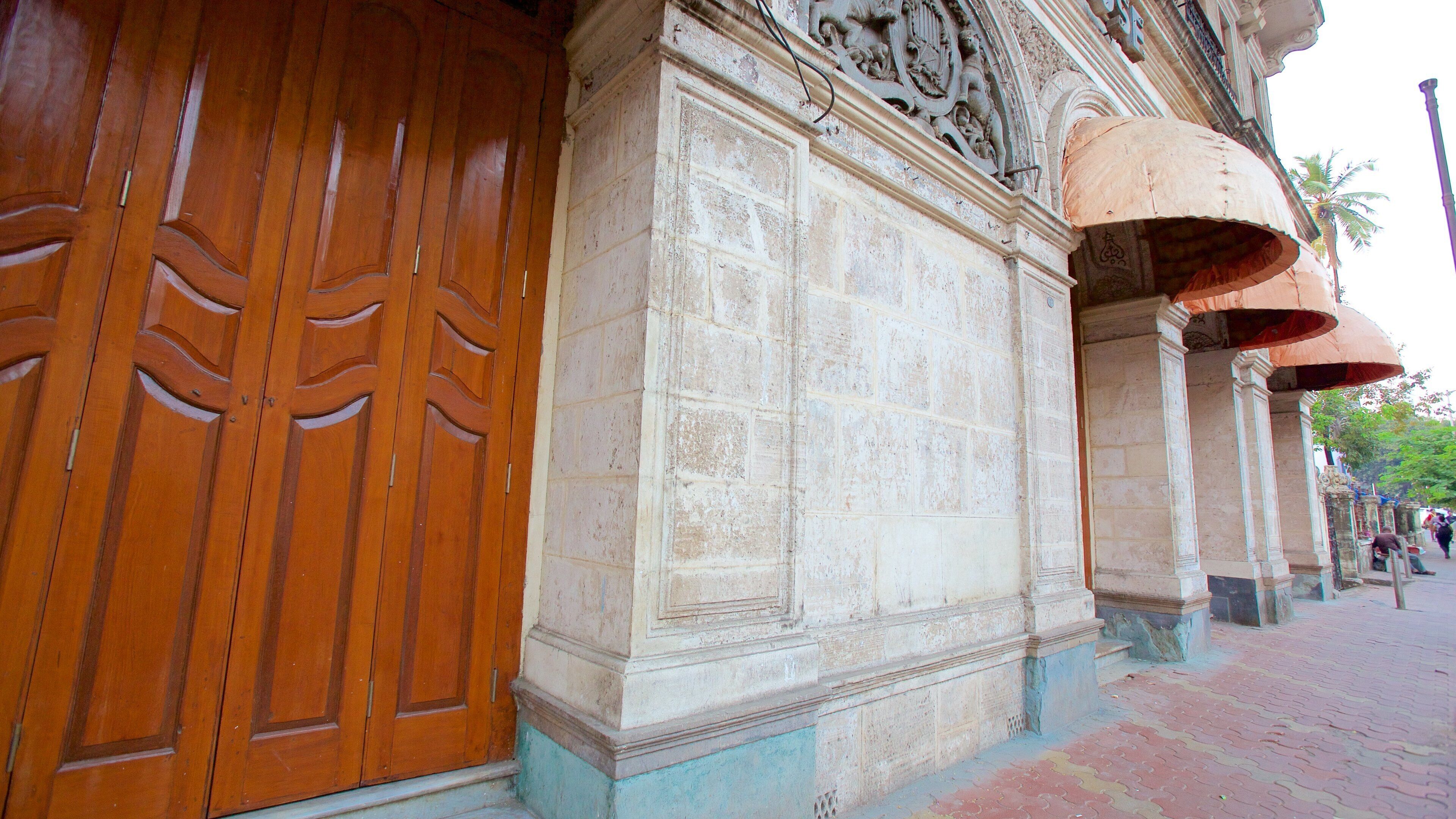 Royal Opera House featuring heritage elements