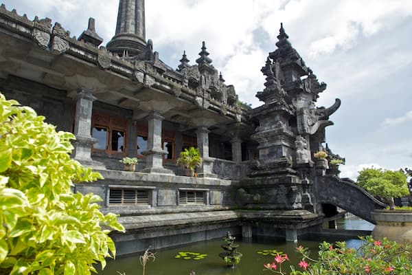 Monument Bajra Sandhi mettant en vedette monument et aspects religieux