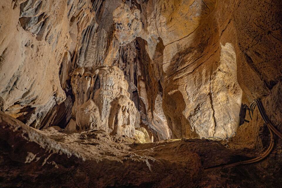 Interior de una cueva con estalactitas y estalagmitas.