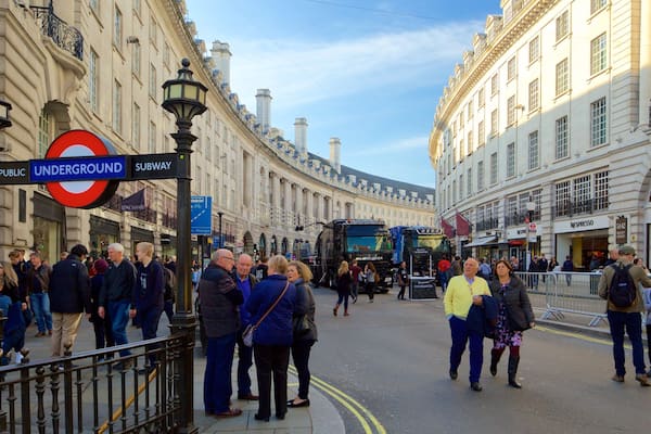 Regent Street qui includes scènes de rue, patrimoine architectural et signalisation