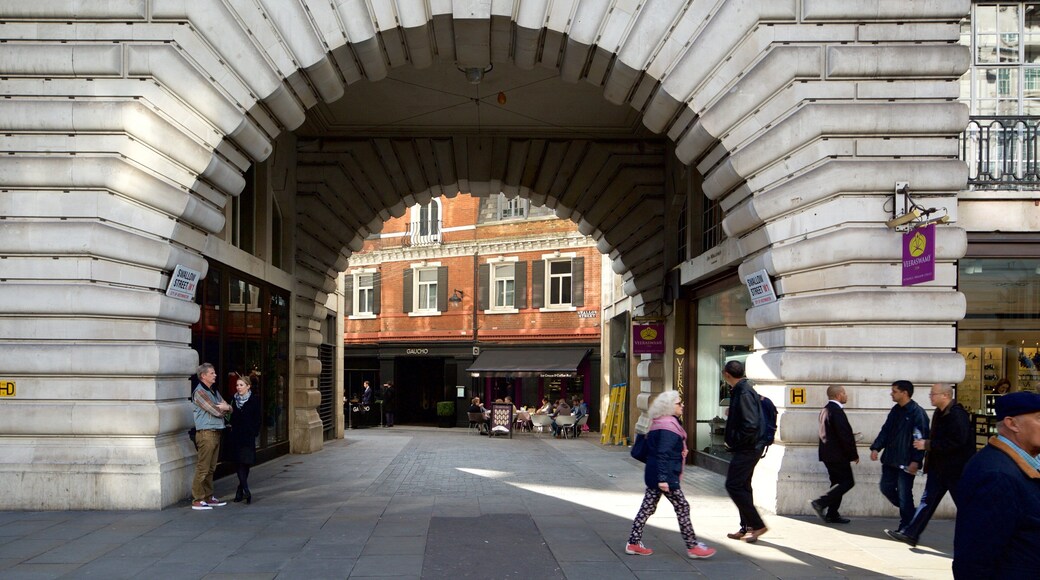 Regent Street das einen Straßenszenen und historische Architektur