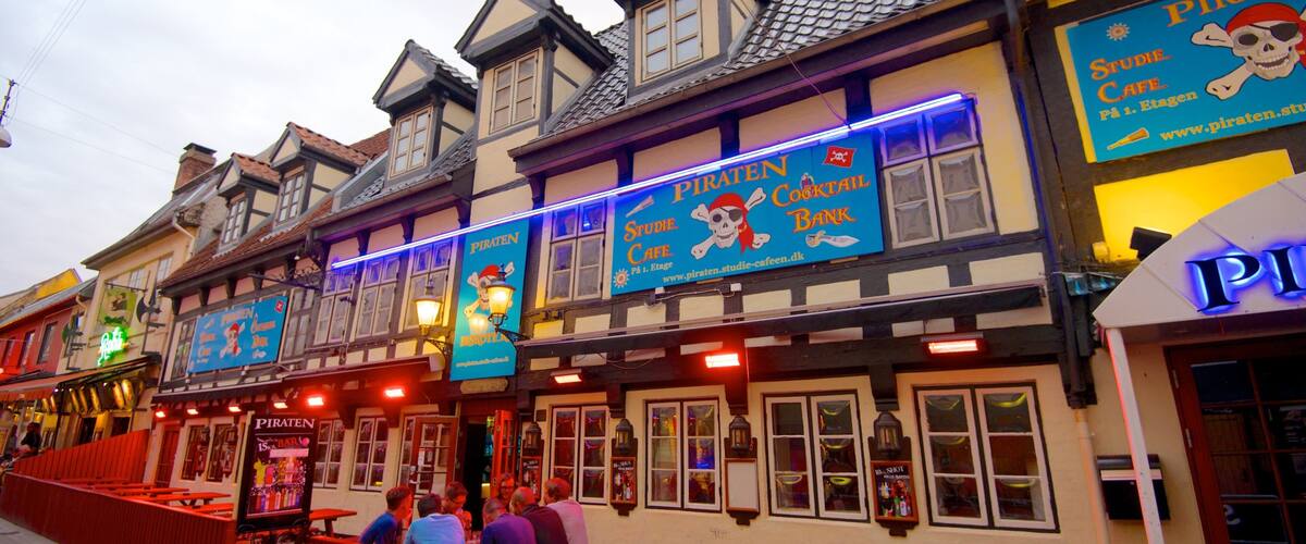 A row of buildings with signs for 'Piraten' and 'Piraten Cocktail Bank'.