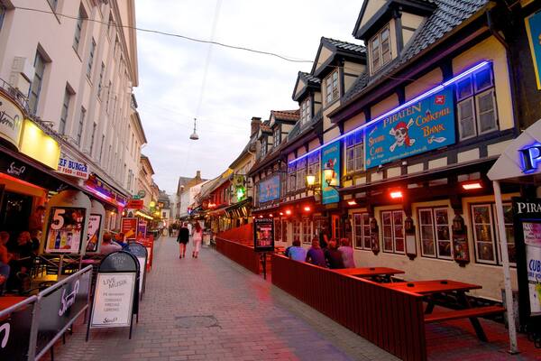 Jomfru Ane Gade montrant patrimoine architectural, sortie au restaurant et ville