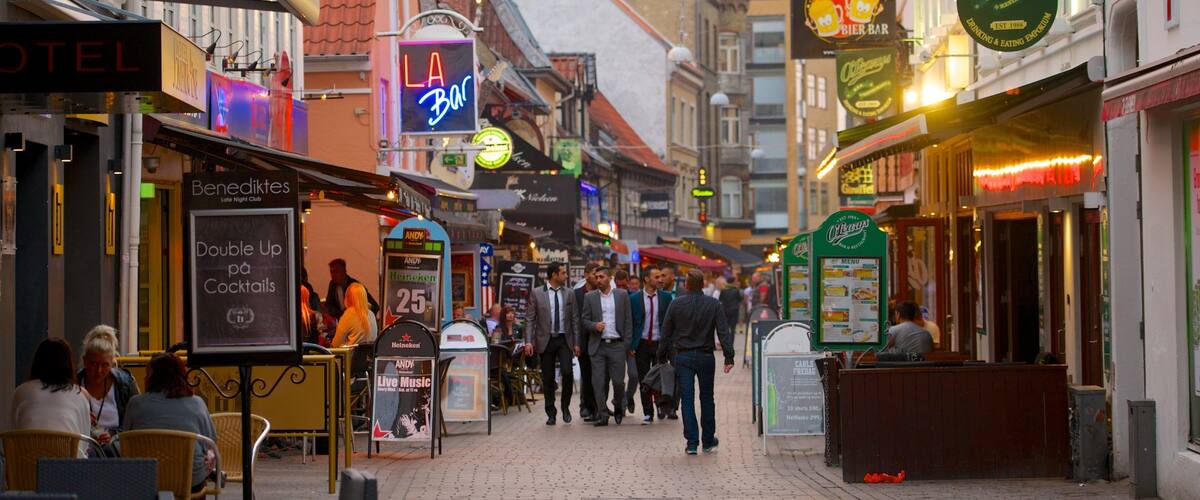 Jomfru Ane Gade mit einem Essen im Freien, Beschilderung und Stadt