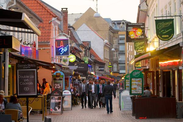 ヨンフル エヌ ゲード どの含み 屋外での食事, 標識 と 都市