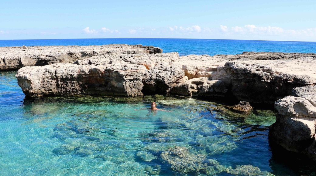 Ăgua cristalina. Pedras claras contrastando com o azul do mar.