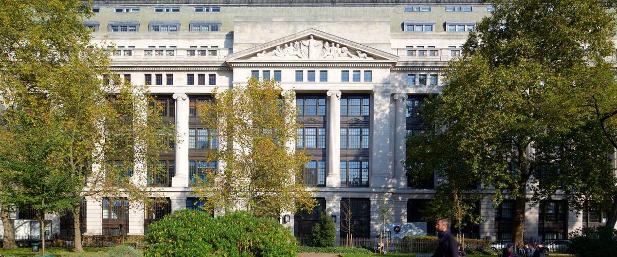 Bloomsbury Square que incluye patrimonio de arquitectura y un parque o plaza y también un hombre