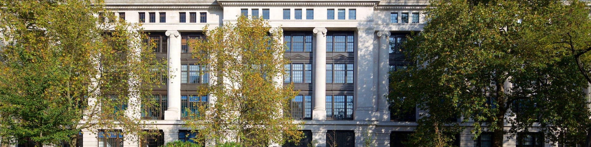 Bloomsbury Square que incluye una plaza y arquitectura patrimonial y también un hombre