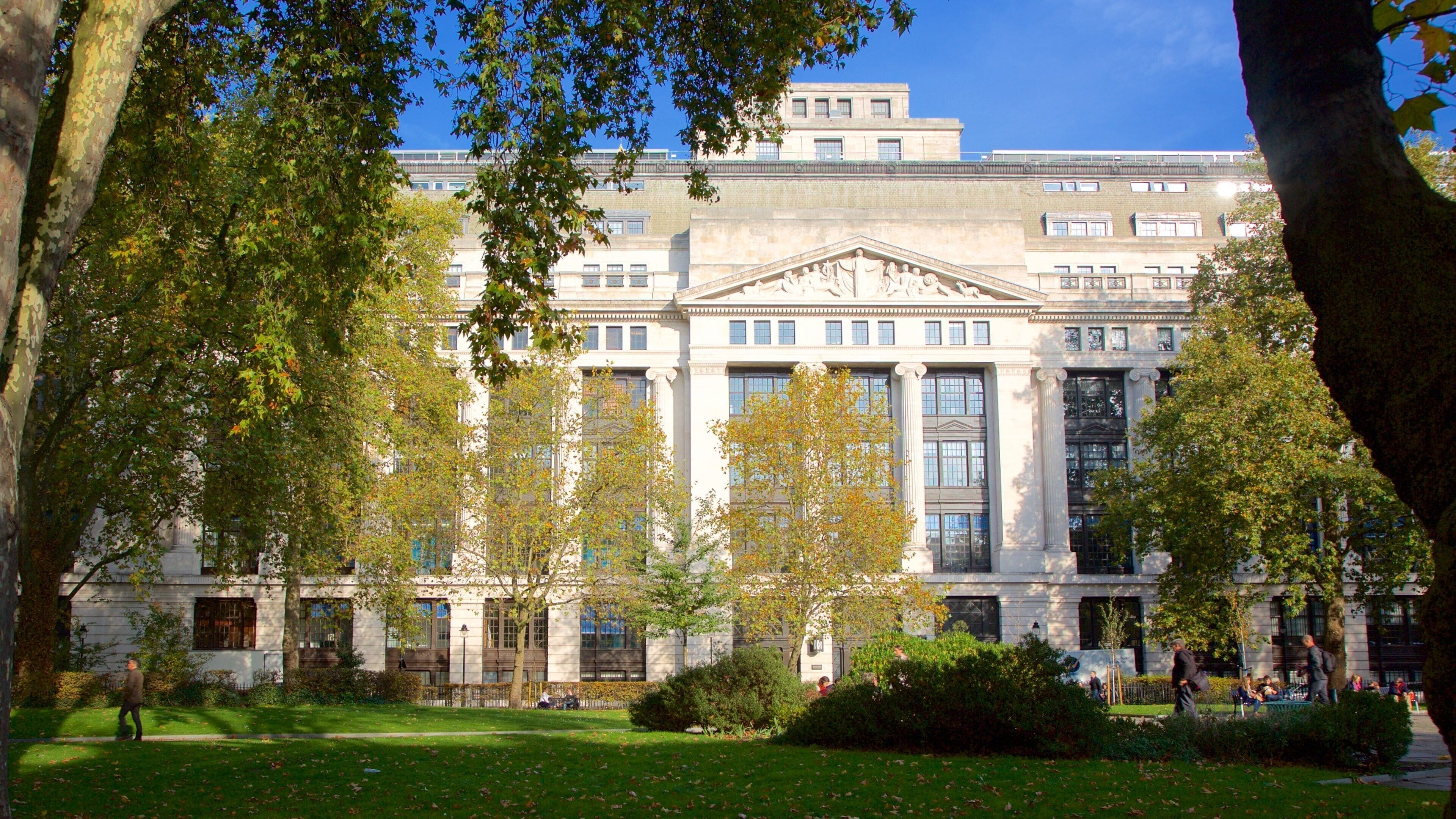 Bloomsbury Square welches beinhaltet historische Architektur, Garten und Platz oder Plaza