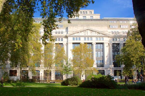 Bloomsbury Square som viser en plads eller et torv, en park og historiske bygningsværker