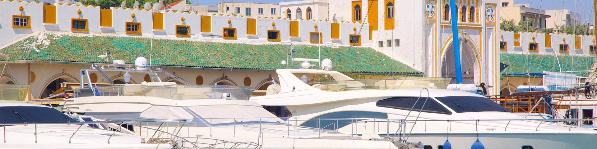 Hafen von Rhodos welches beinhaltet allgemeine Küstenansicht und Marina