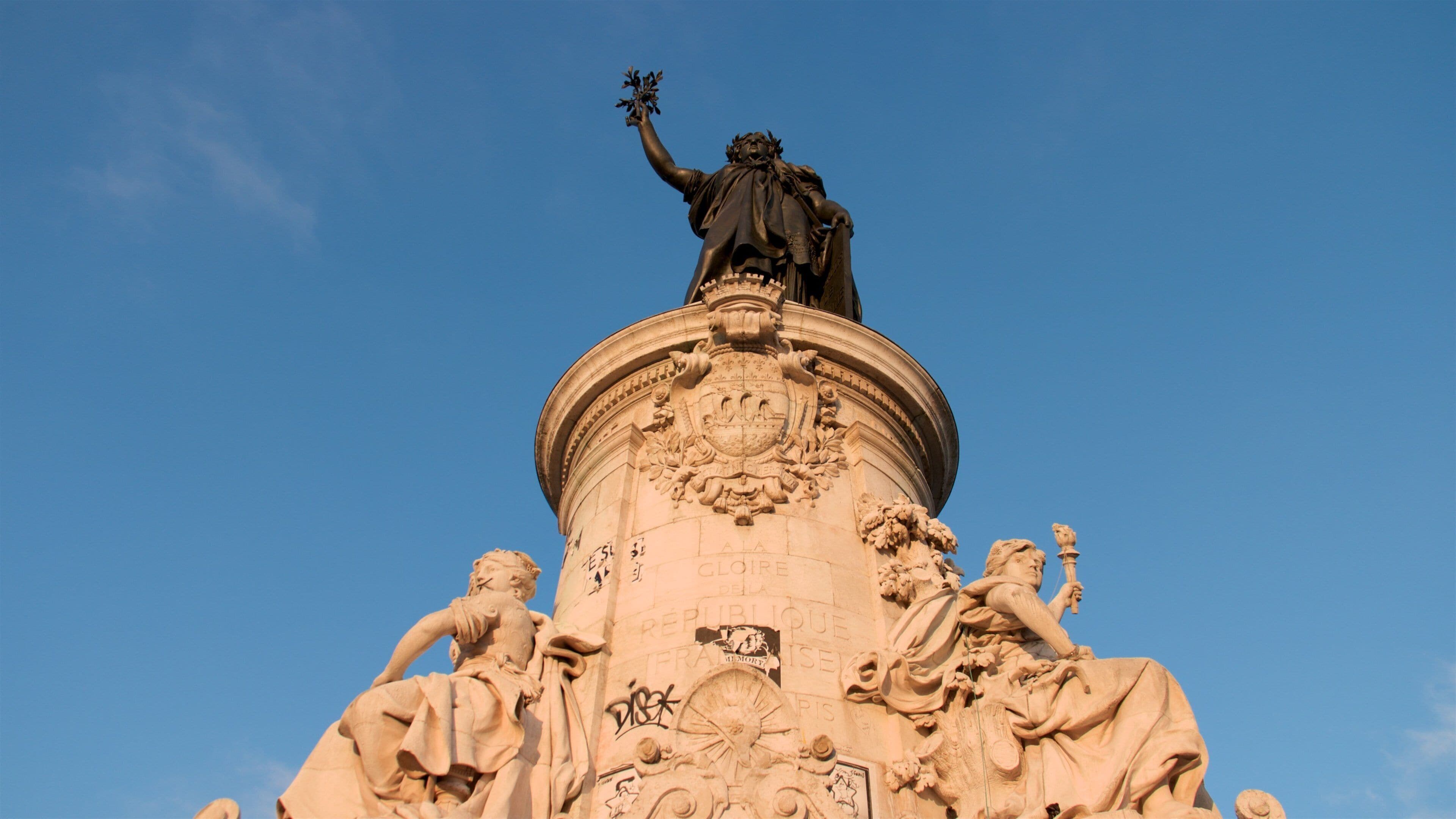 Place de la Republique som visar ett monument och en staty eller skulptur