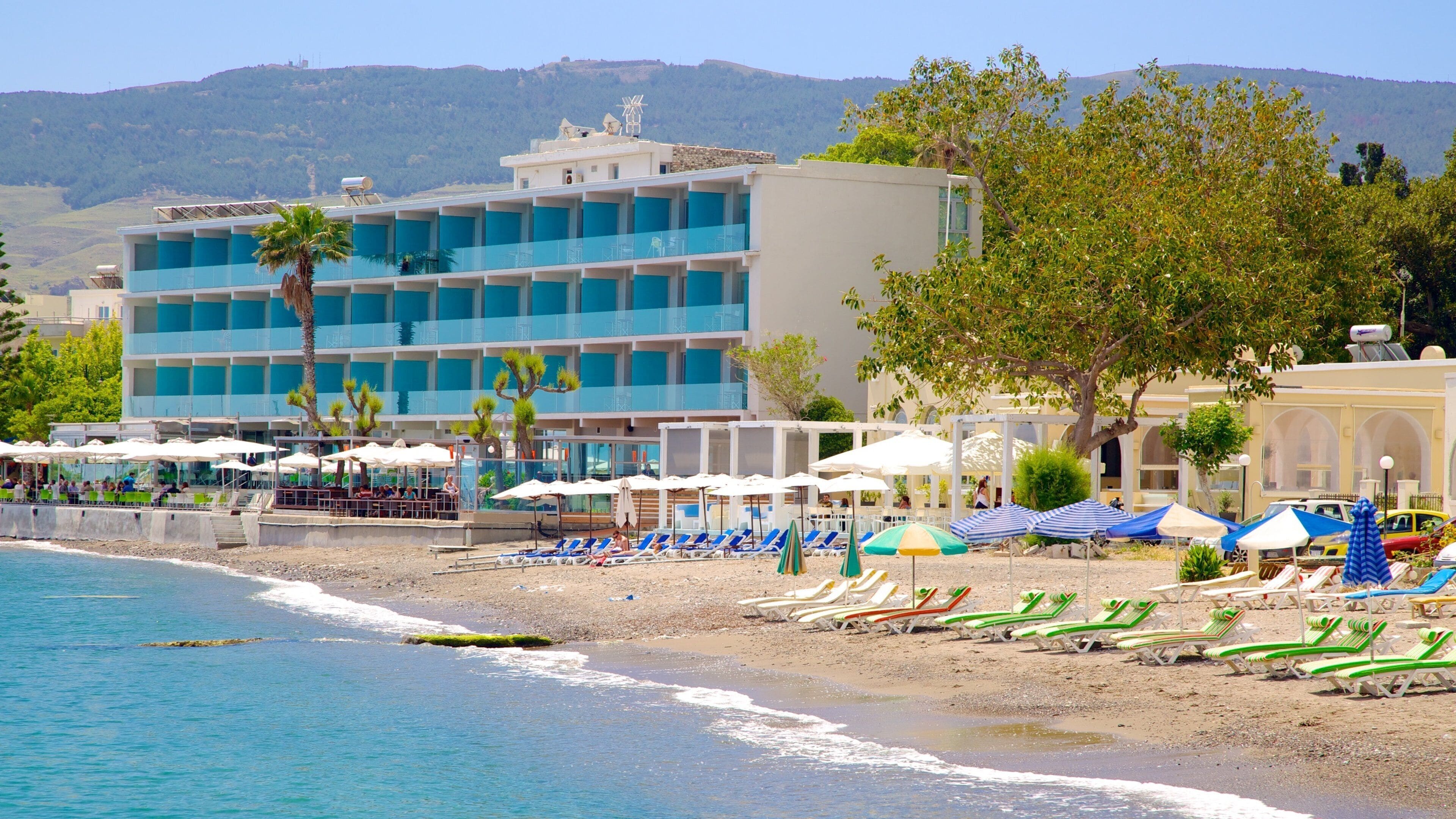 Puerto de Kos ofreciendo una playa y un hotel o resort de lujo