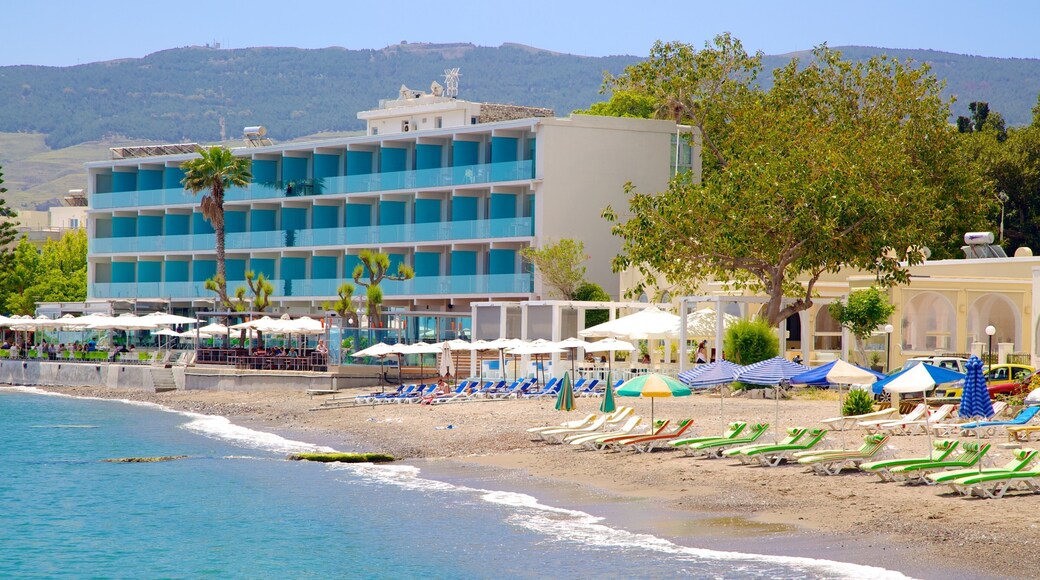 Puerto de Kos ofreciendo una playa y un hotel o resort de lujo
