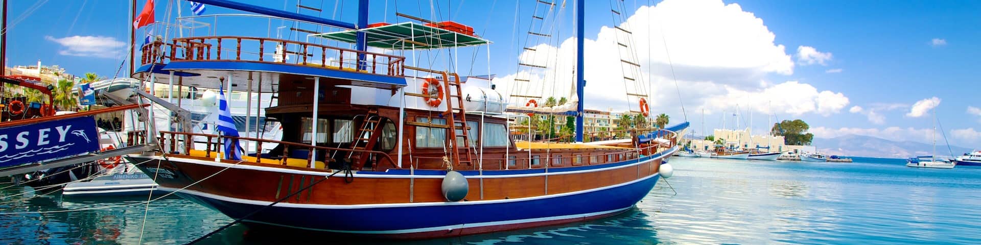 Porto de Kós mostrando uma marina