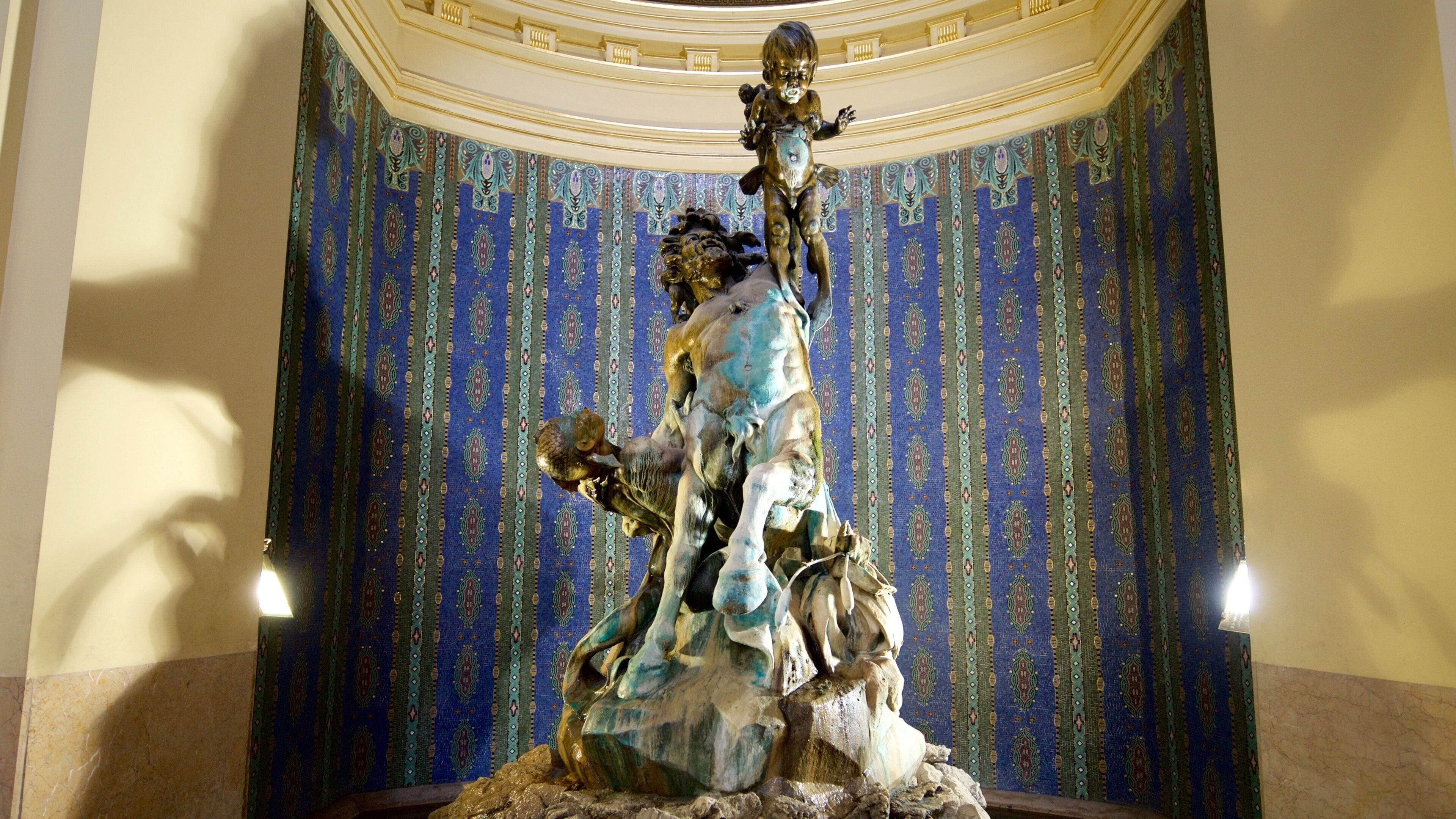 塞切尼溫泉浴 其中包括 日間 spa 和 雕像或雕塑