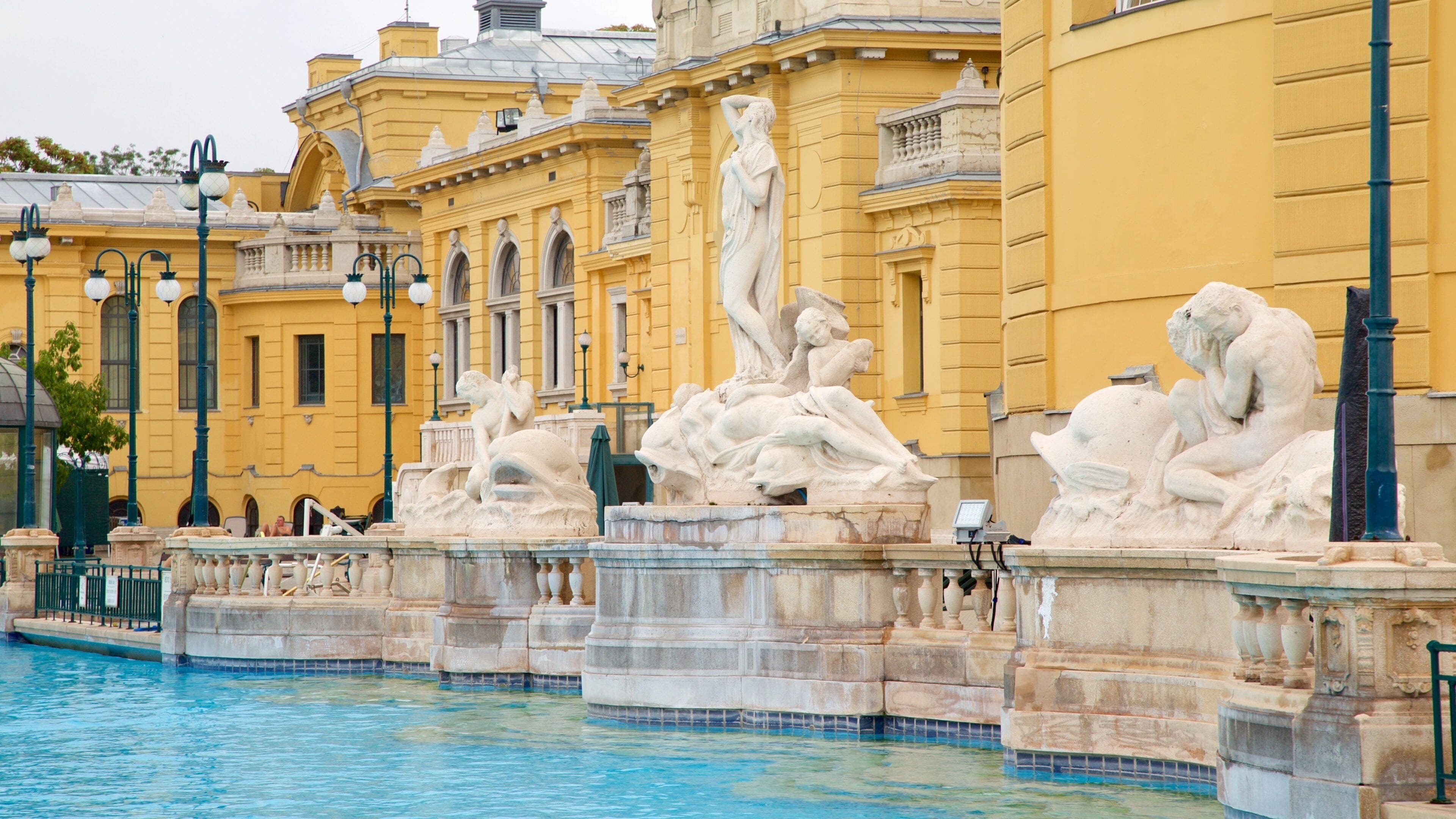 Szechenyi Thermal Bath showing a statue or sculpture, a day spa and heritage architecture