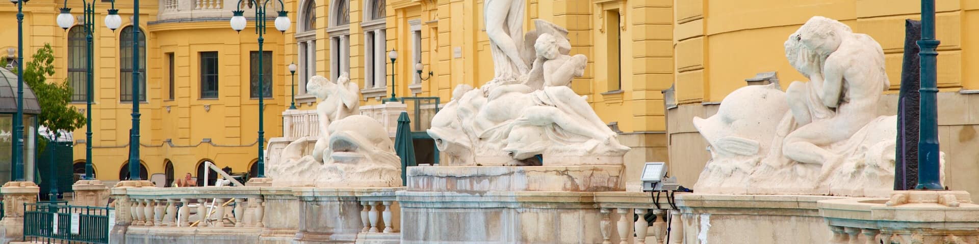 Széchenyi-Heilbad mit einem historische Architektur, Statue oder Skulptur und Pool