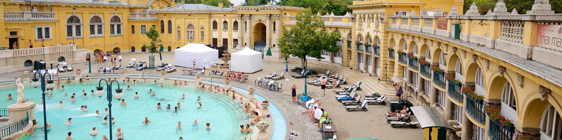 Széchenyi-Heilbad das einen Wellness und Spa, historische Architektur und Pool