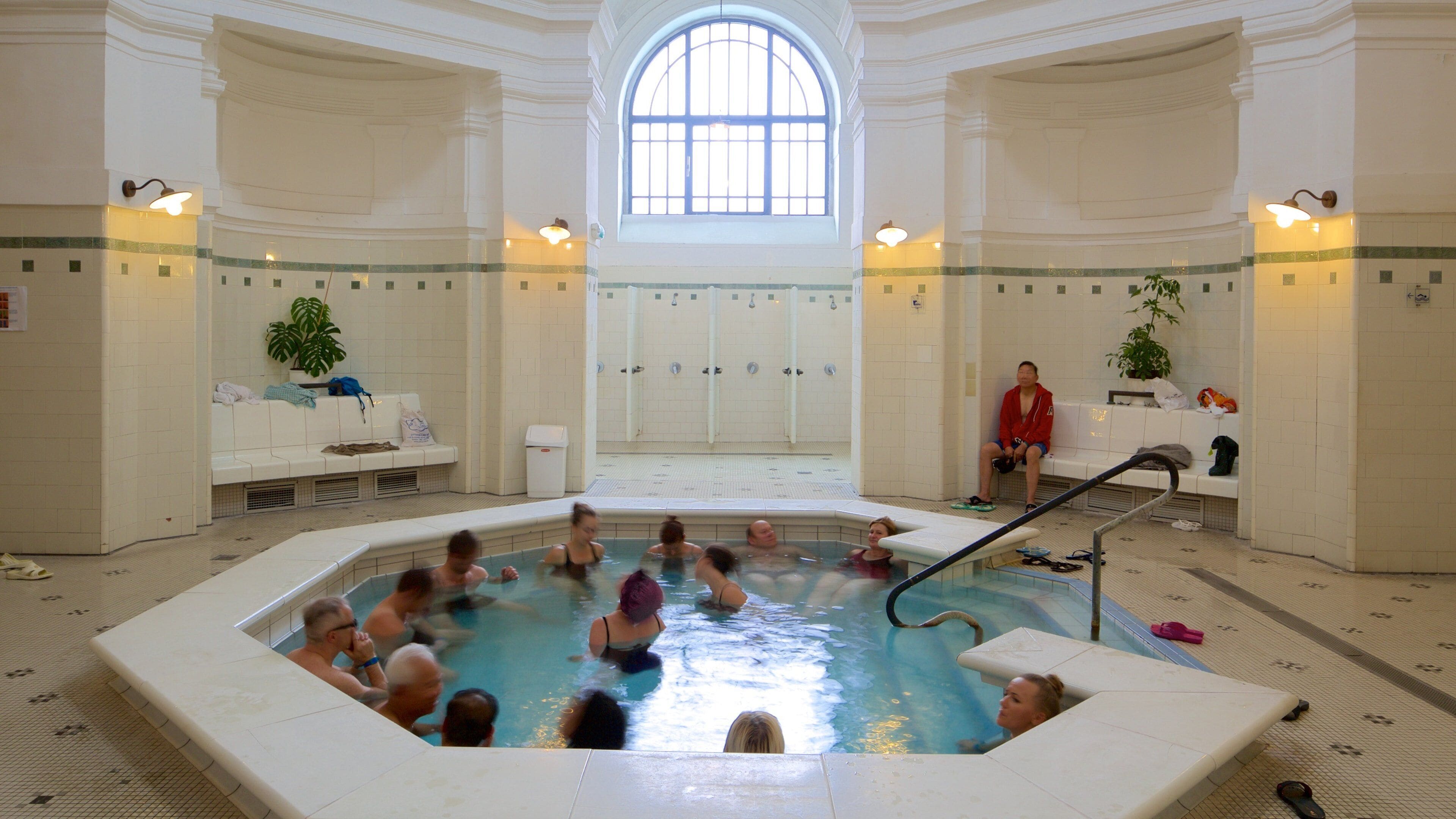 Széchenyin kylpylä featuring sisäkuvat ja kylpylä sekä suuri ryhmä ihmisiä