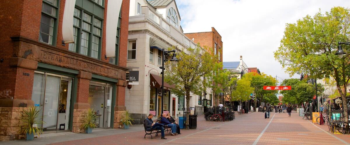 Church Street Marketplace mit einem Kleinstadt oder Dorf sowie kleine Menschengruppe