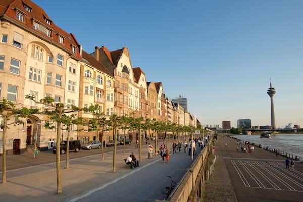 Promenade sur le Rhin montrant patrimoine historique et baie ou port