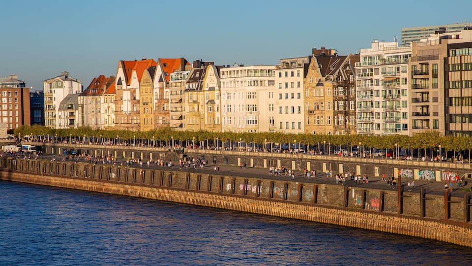 Düsseldorf Old Town which includes a city and a river or creek