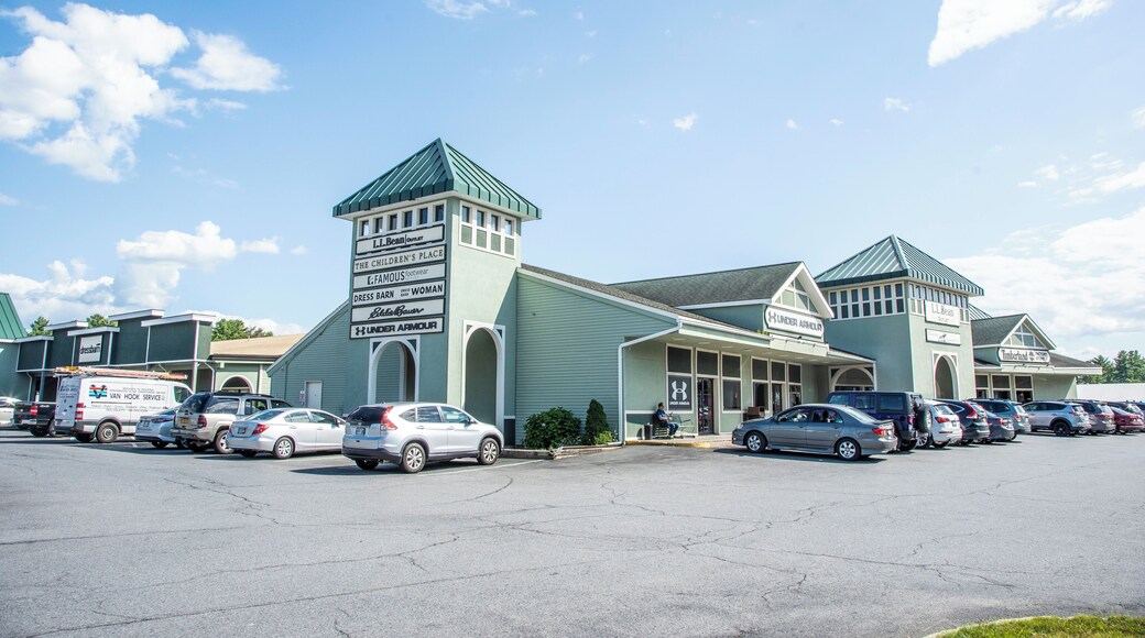 LakeGeorge_AdirondackOutletMall_6173782_01