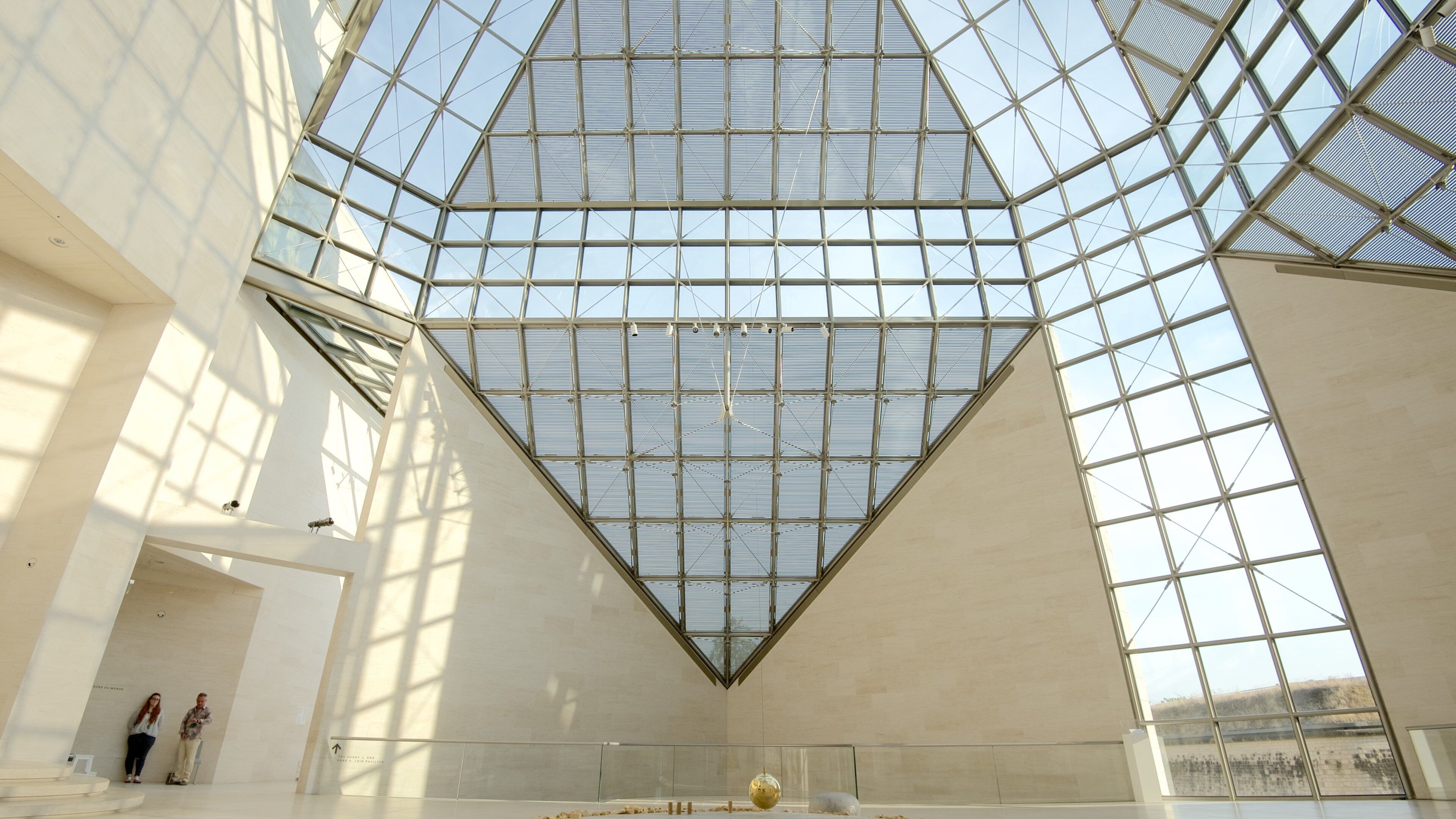 Mudam Luxembourg que incluye vista interna y arquitectura moderna