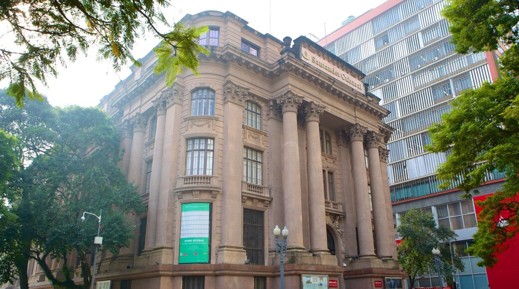 Santander Cultural bevat een overheidsgebouw, historische architectuur en straten