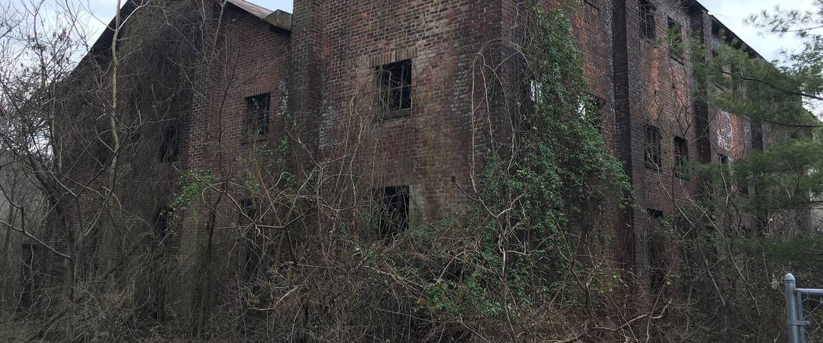 Exploring an old abandoned brick factory!!!