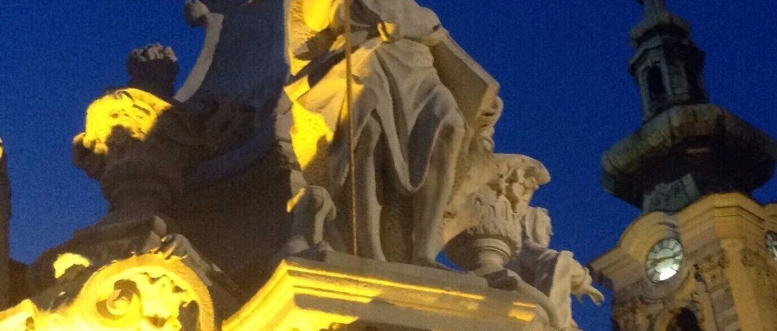 The Plague column in the central square of Hainburg an der Donau, situated next to the Philippus und Jakobus Church. The town also boasts one of the best preserved medieval town gates in Europe, in addition to many historical buildings.
You can get here by bus from Bratislava - the journey takes 20 minutes and costs €2.90 return.
#hainburganderdonau