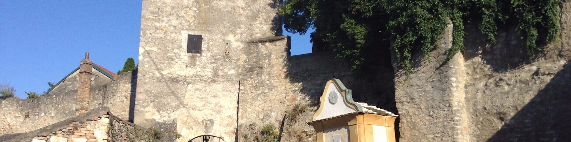 The remains of the town walls and gate on Blutgasse in the Austrian town of Hainburg an der Donau.
#hainburganderdonau