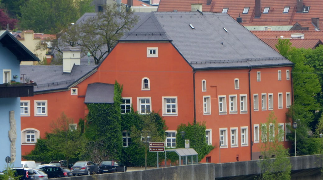 Das Mautnerschloss in Burghausen, von Österreich aus gesehen.