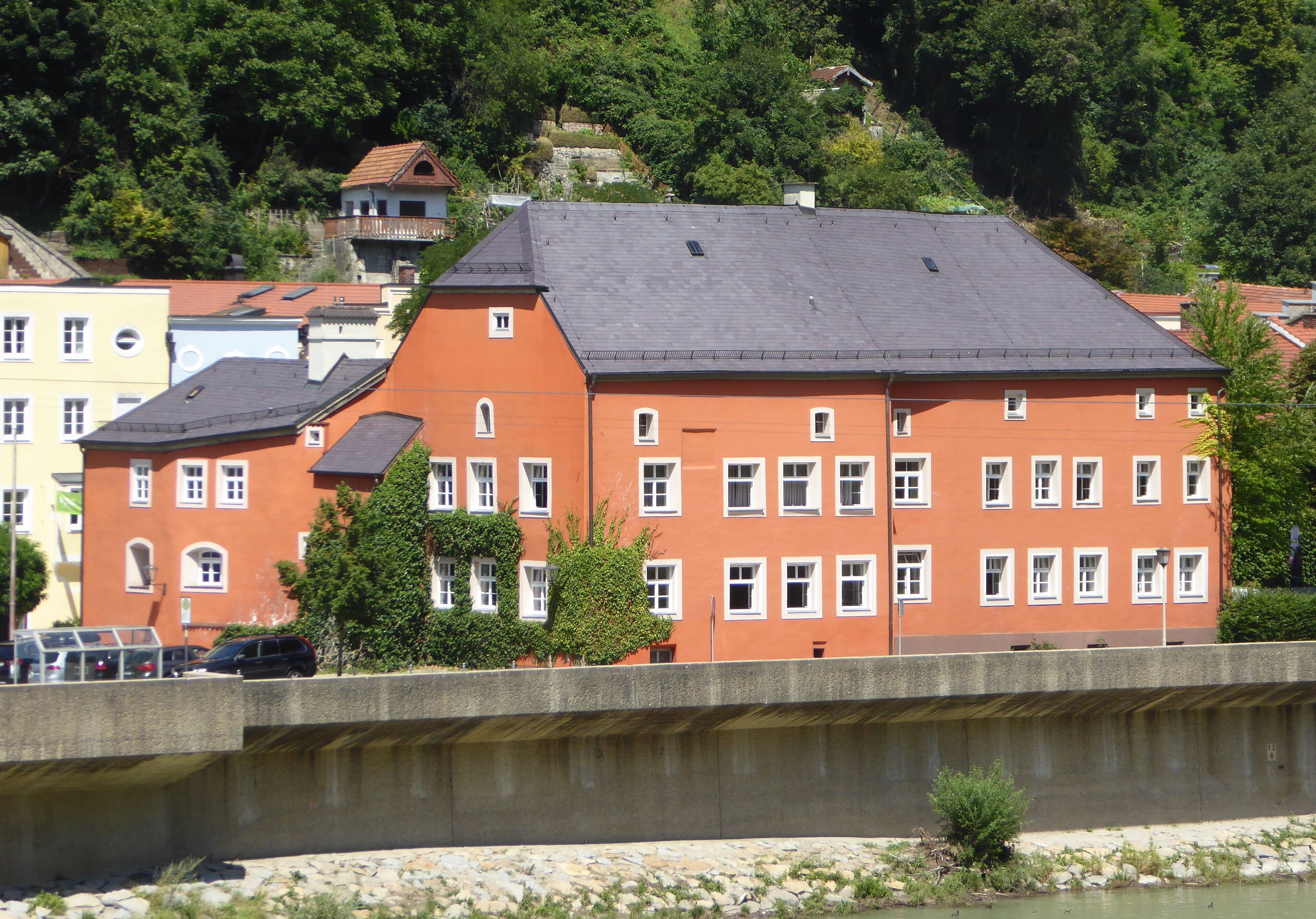 Das Mautnerschloss in Burghausen, von Österreich aus gesehen.