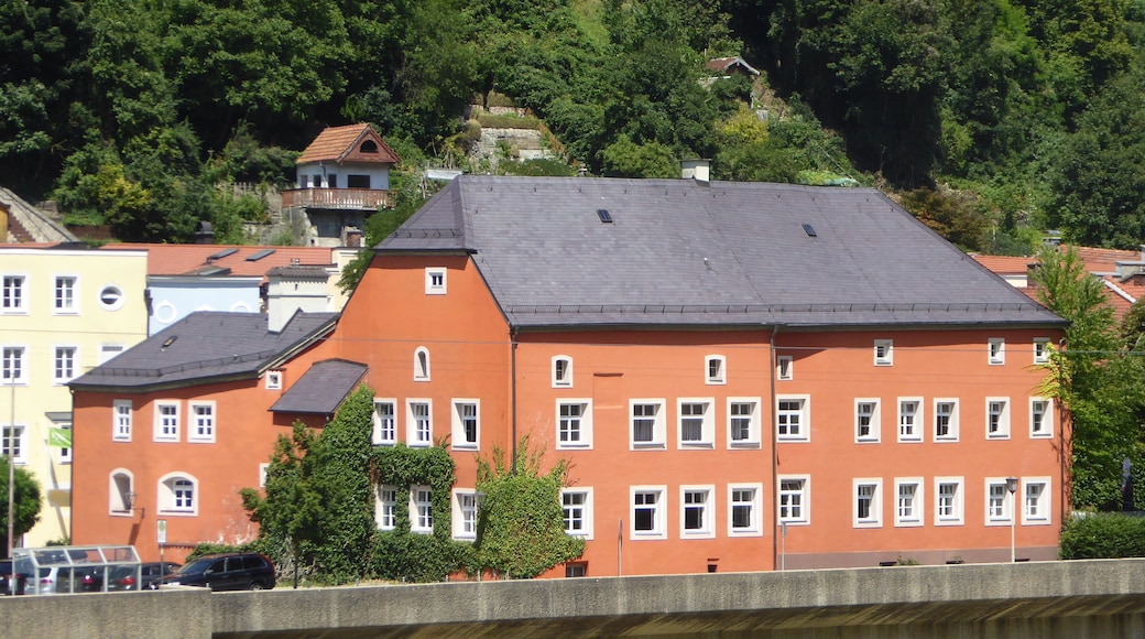 Das Mautnerschloss in Burghausen, von Österreich aus gesehen.