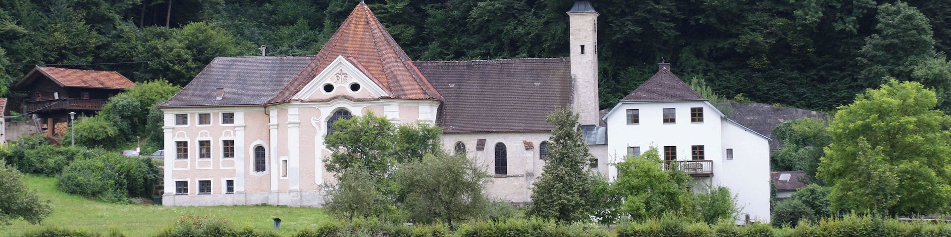 Kirche Maria Ach in der Gemeinde Hochburg-Ach, von der deutschen Seite der Salzach in Burghausen (Landkreis Altötting) aus gesehen