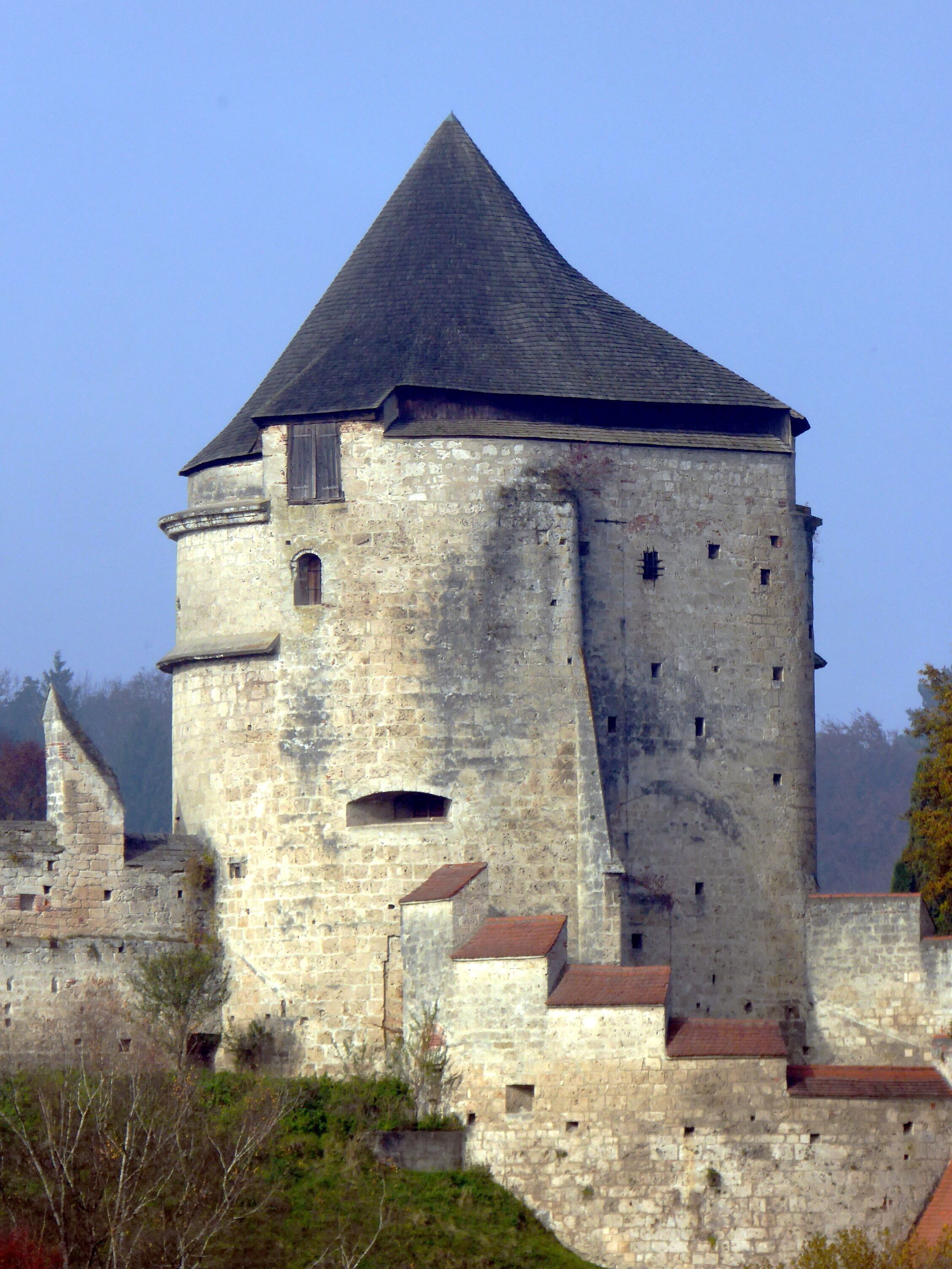 Der Pulverturm in Burghausen, von Südosten gesehen.