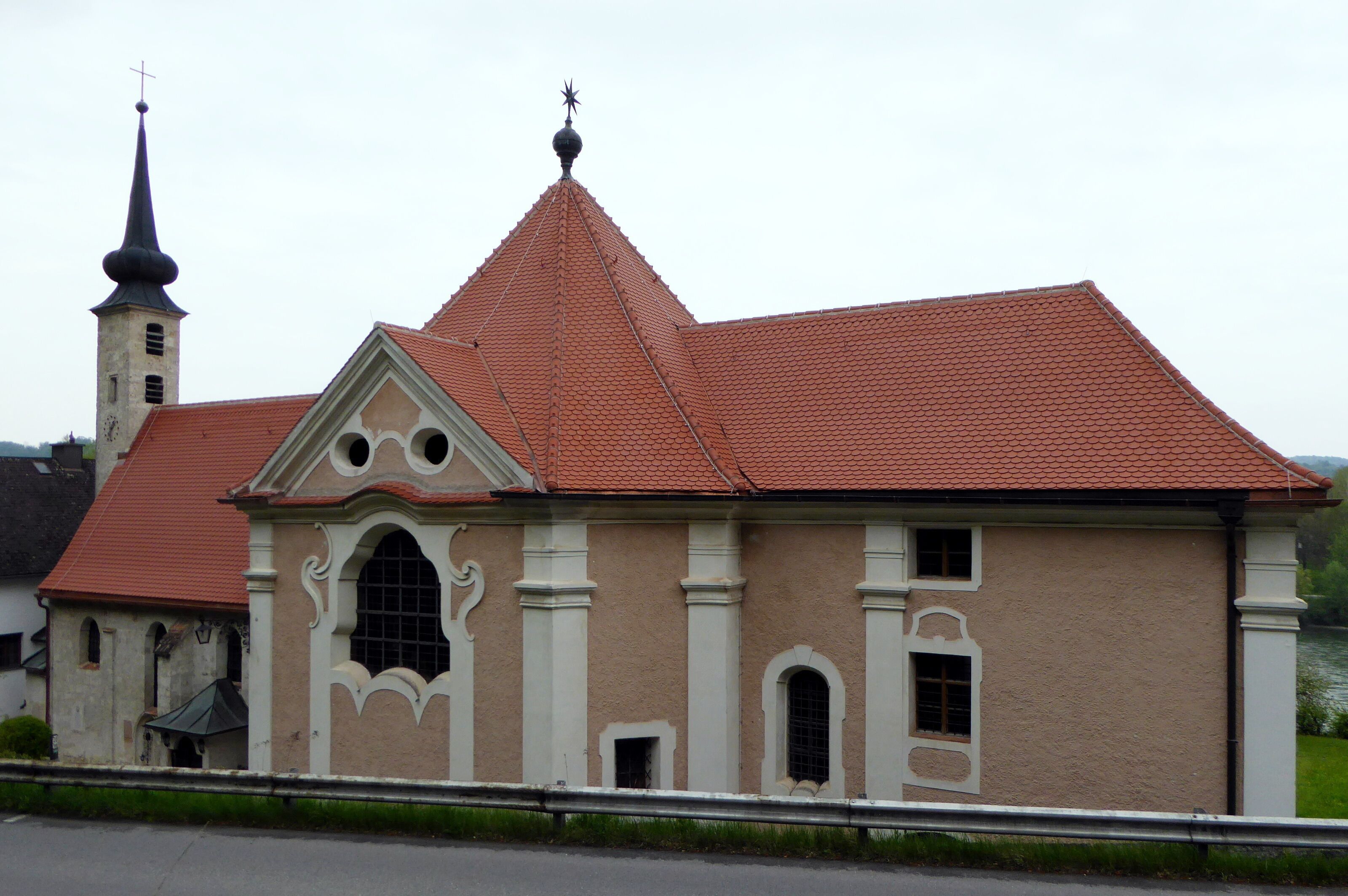 Die Kirche Maria Ach in der Gemeinde Hochburg-Ach, Südseite.