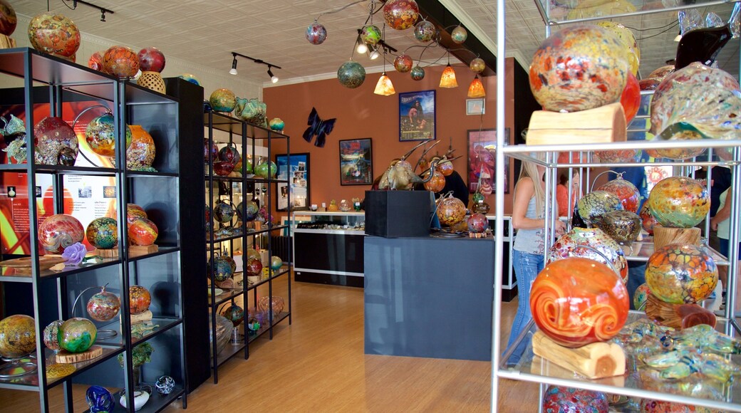 Jennifer Sears glasskunstatelier fasiliteter samt innendørs, shopping og kunst