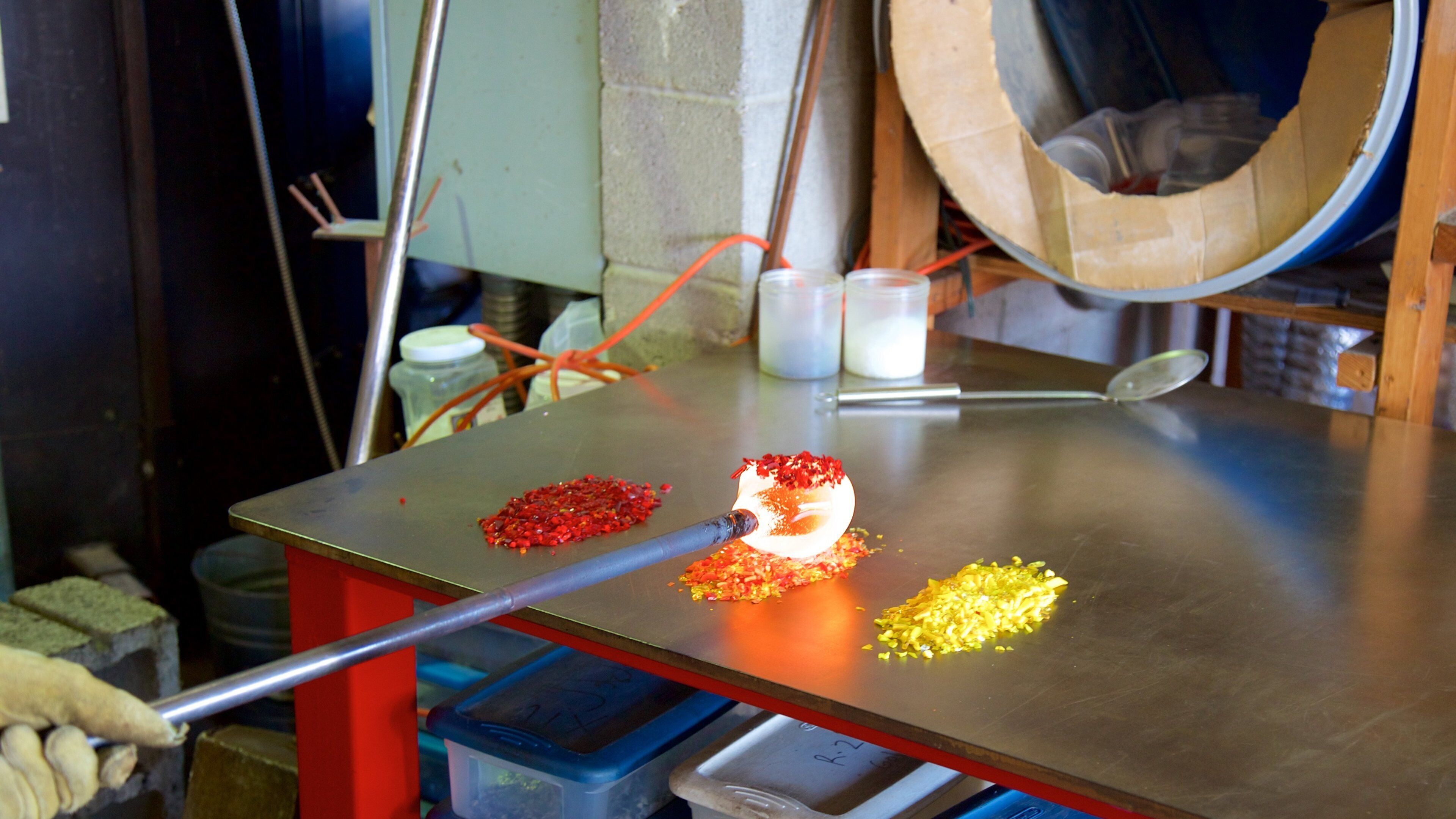 Jennifer Sears glasskunstatelier som inkluderer innendørs og kunst