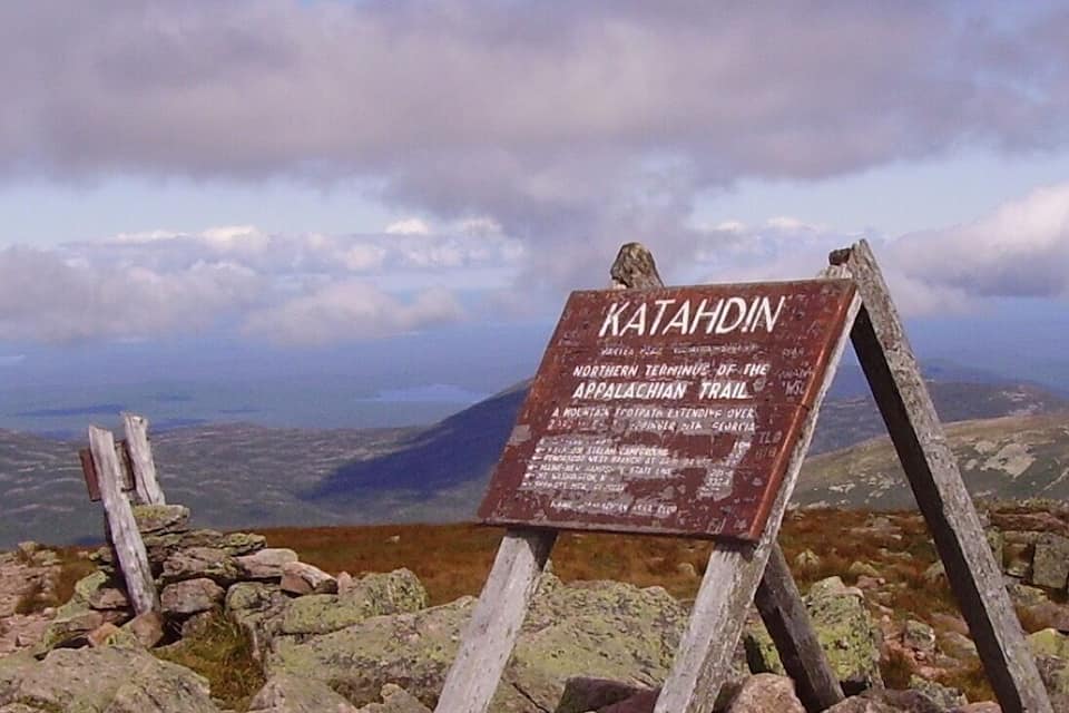 Un cartel en Katahdin, que marca el extremo norte del Sendero Appalachian.