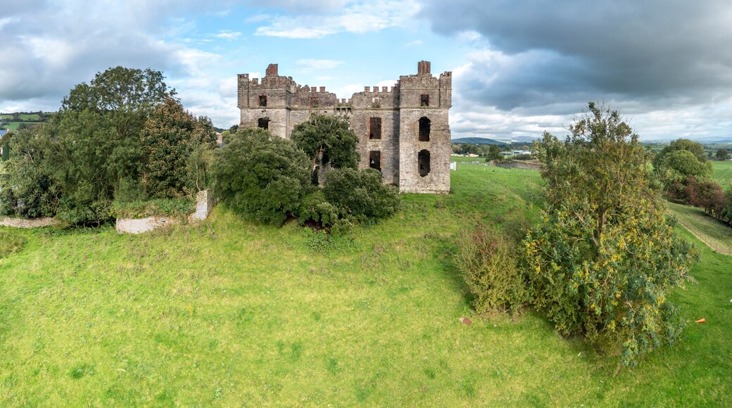 Un castello medievale immerso nel verde, circondato da dolci colline.