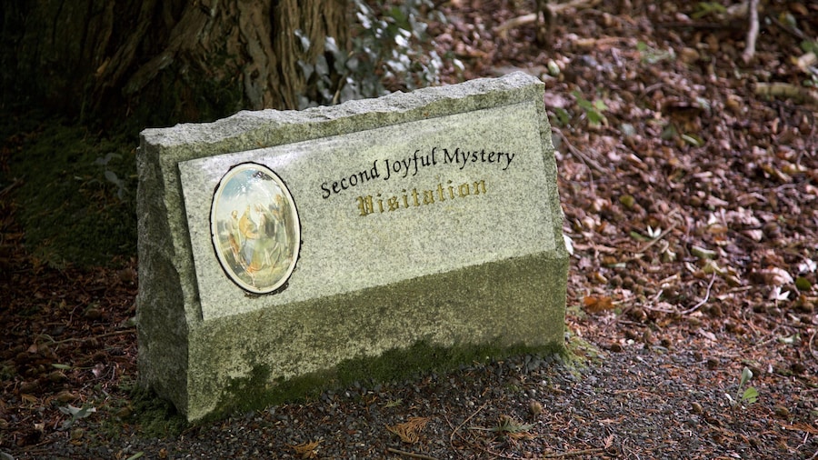 Tobernalt Holy Well montrant patrimoine historique et signalisation