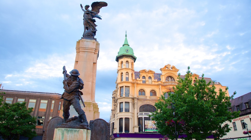 Diamond featuring heritage architecture, a monument and heritage elements