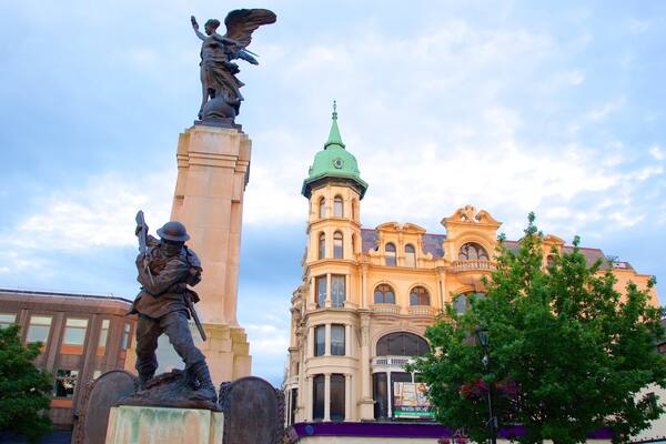 The Diamond montrant monument, patrimoine architectural et statue ou sculpture