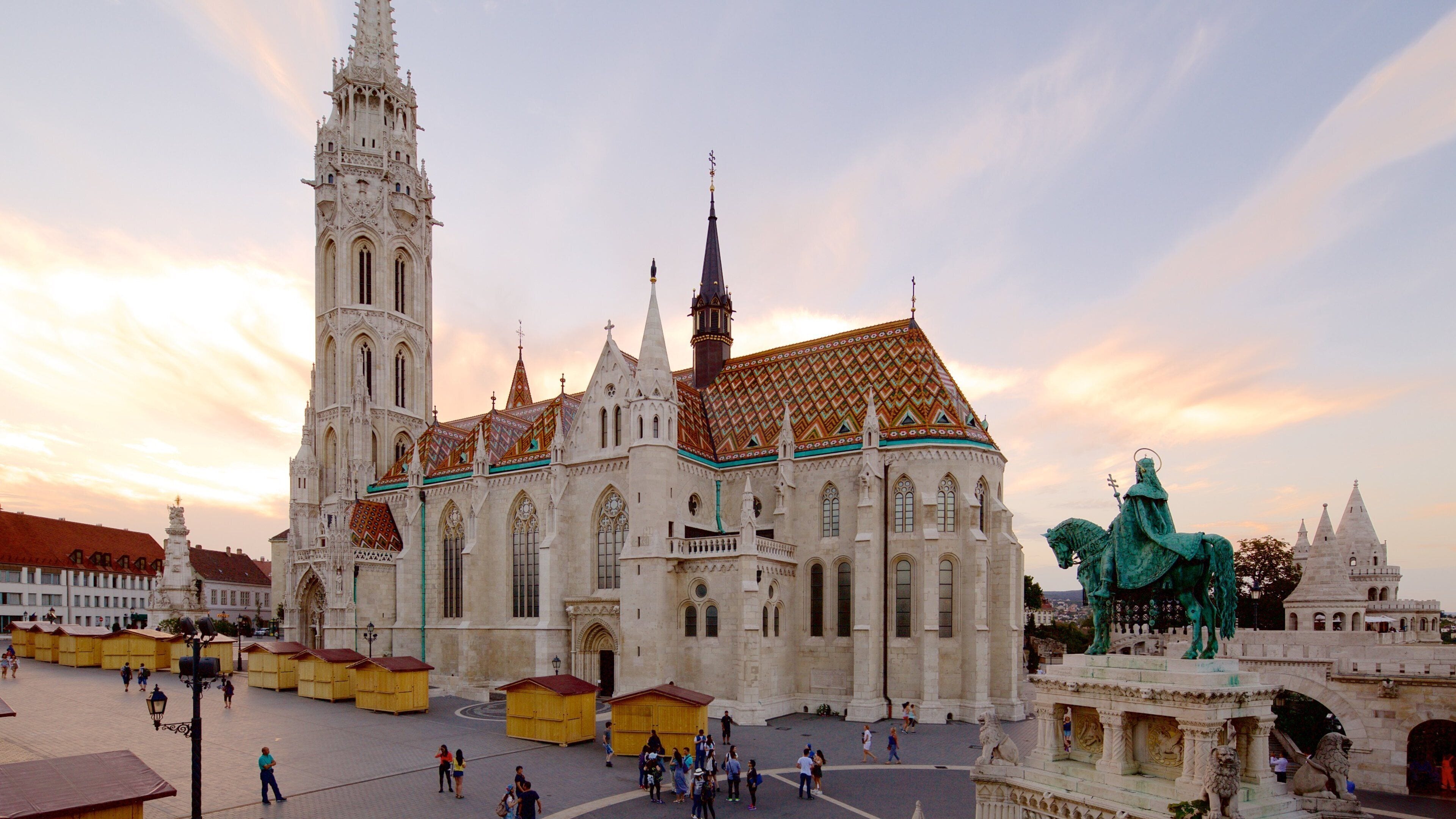 Matthias Church showing a statue or sculpture, a monument and heritage architecture