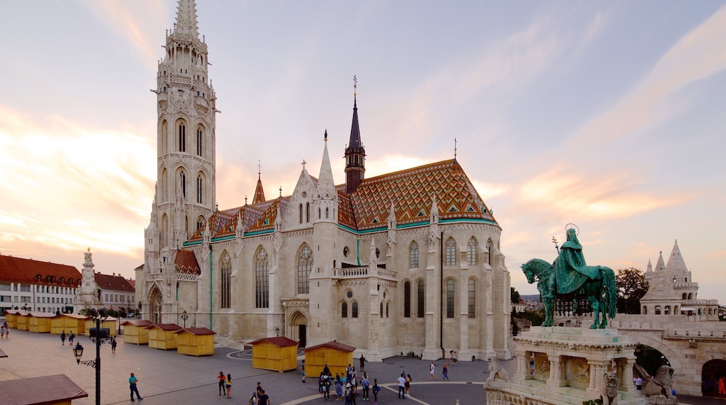 Matthias Church showing a statue or sculpture, a monument and heritage architecture