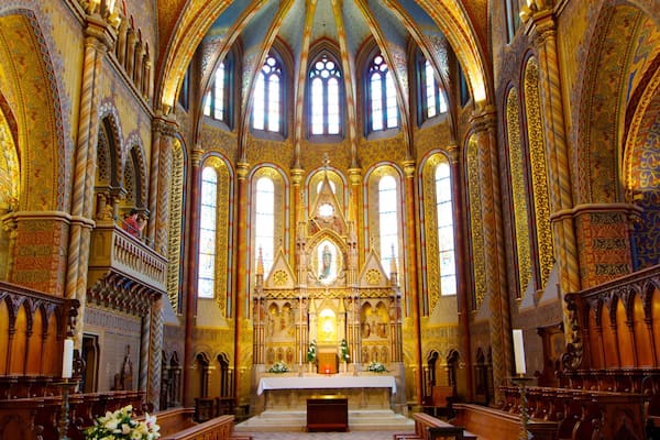 Matthias-kyrkan presenterar religiösa element, interiörer och en kyrka eller katedral